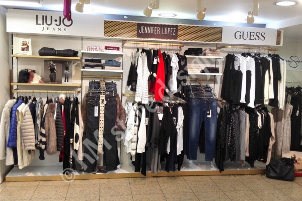 Σύνθεση τοίχου για ρούχα σε κατάστημα κρέμαση, προβολή ανφας και διπλωμένα ρούχα