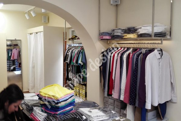Κρέμαση ρούχων από το ταβάνι σε κατάστημα ένδυσης στη Μύκονο